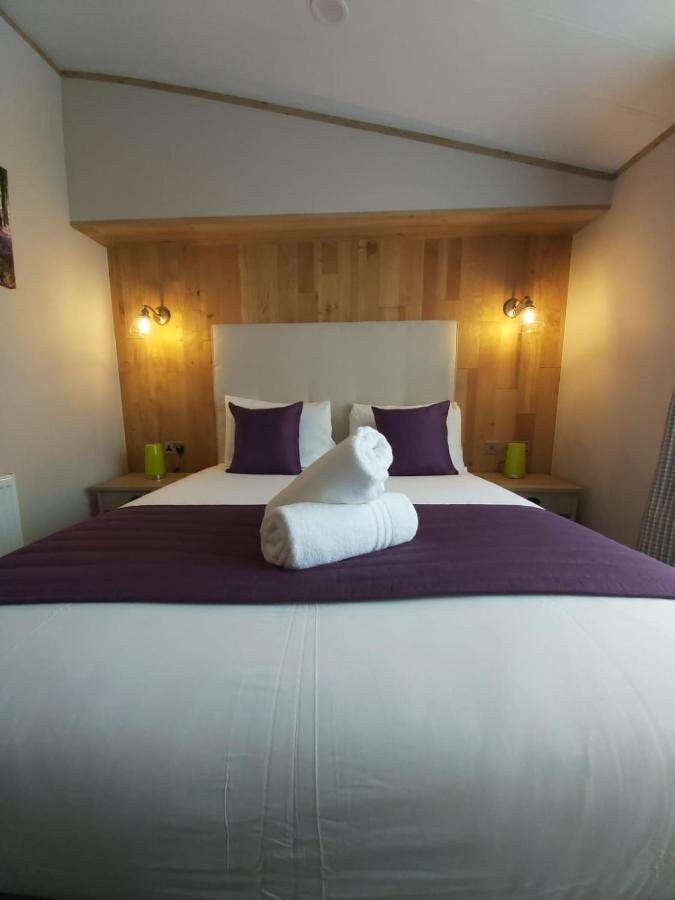 Waters Edge With Hot Tub Holiday home *