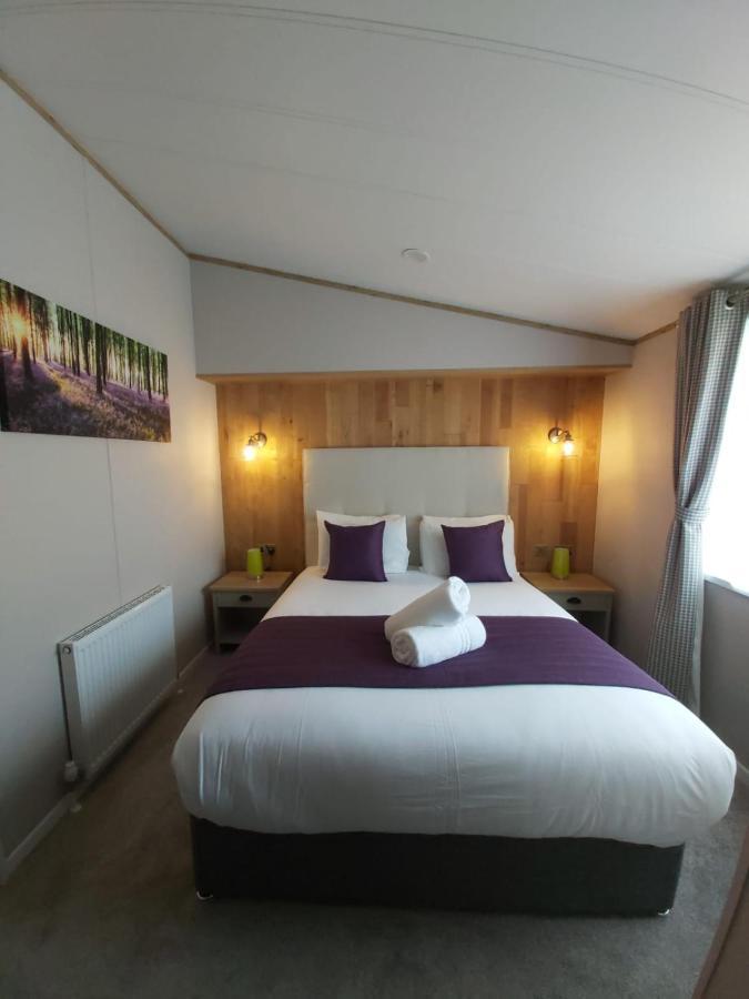 Waters Edge With Hot Tub * York