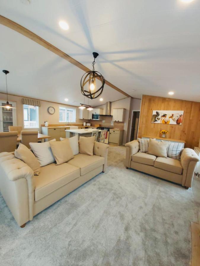 Waters Edge With Hot Tub Holiday home *