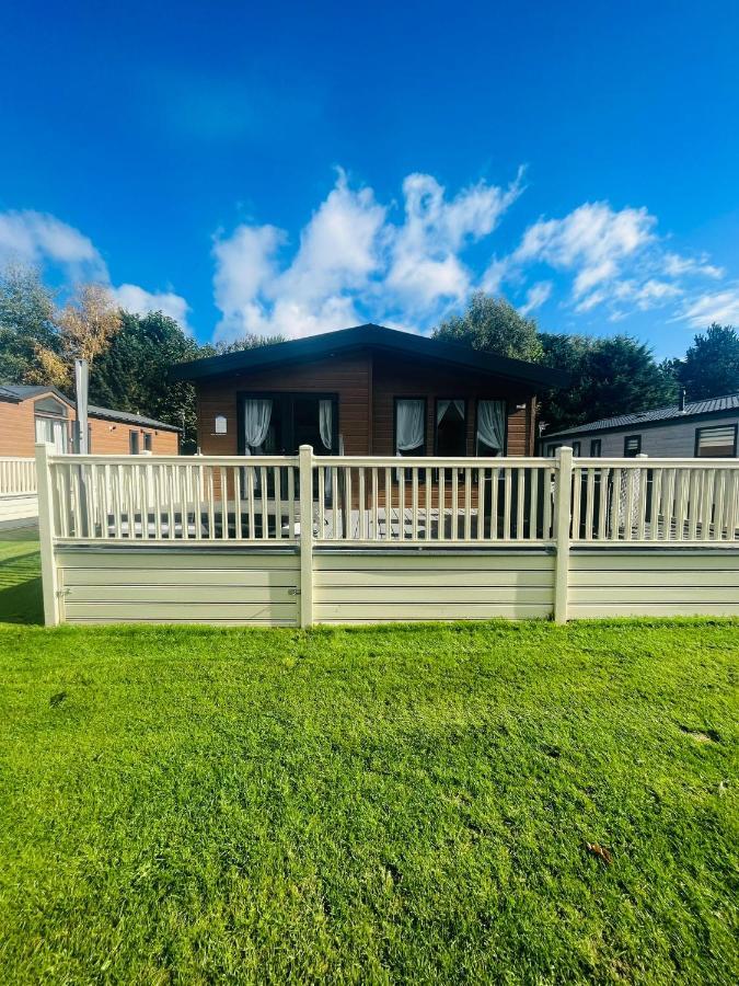 Holiday home Waters Edge With Hot Tub York