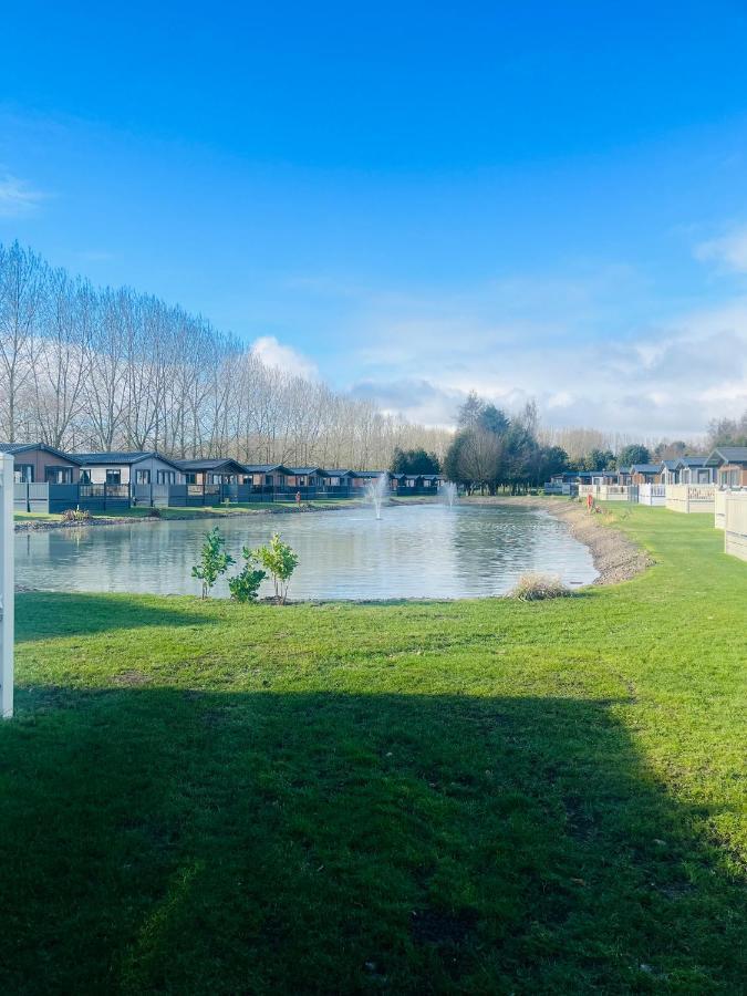 Waters Edge With Hot Tub Holiday home *